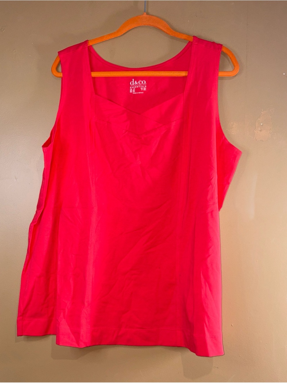 HC795 D&Co NWOT Women’s V Neck Straight Hem Tank top Size 2X Pink